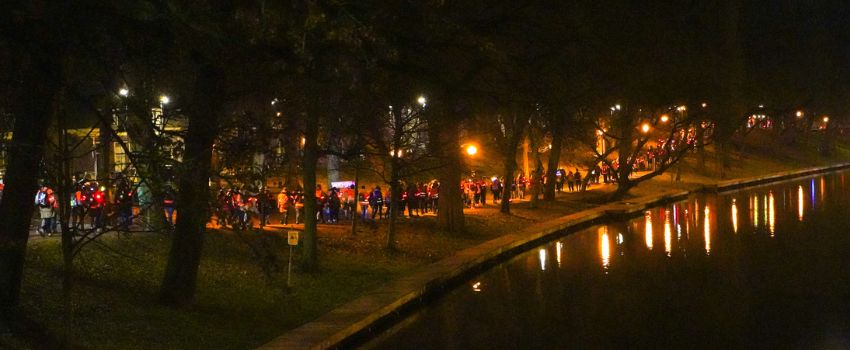 Sliert wandelaars door nachtelijk Utrecht tijdens de ALS Sunrise Walk