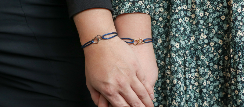 Twee vrouwen met de In Good & Bad Times armbandjes om hun pols