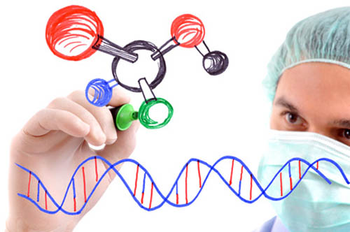 Onderzoeker tekent atoomsymbool en DNA op glas