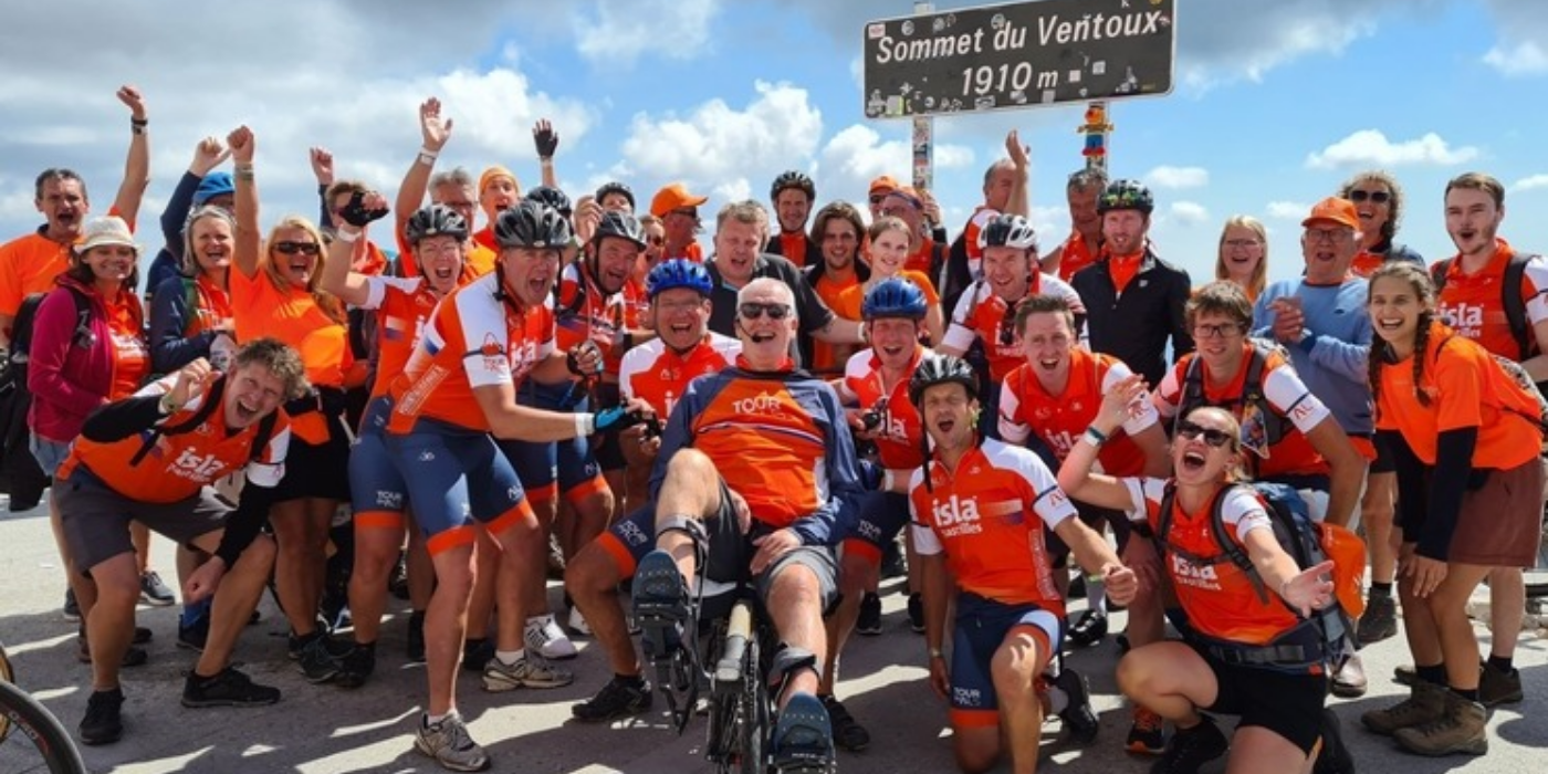 ALS-patiënt Chris de Heij met zijn team op de top van de Mont Ventoux bij de Tour du ALS