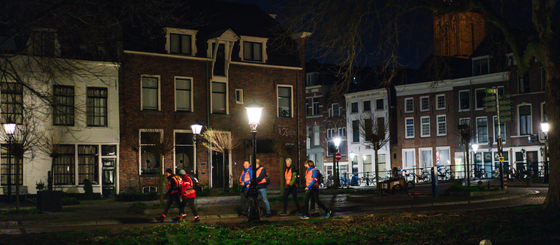 deelnemers van de ALS Sunrise Walk lopen midden in de nacht door het historische centrum van Utrecht