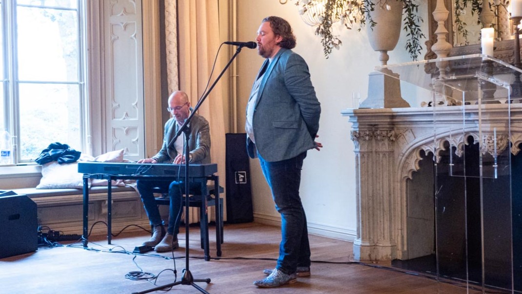 Organiseer een huiskamerconcert voor kennissen en vraag een kleine entreeprijs wat ten goede komt voor het ALS onderzoek