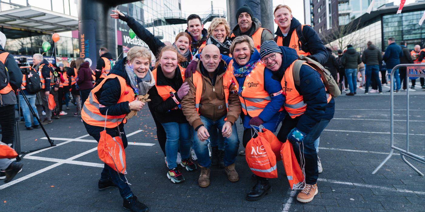 Loek Peters in groepsfoto na finish eerste editie ALS Sunrise Walk