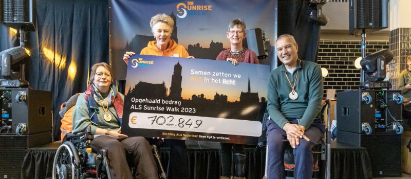 Patiënten Dick, Freda en Ellen tonen de cheque met het eindbedrag van de tweede editie van de ALS Sunrise Walk met projectleider van de ALS Sunrise Walk (Liesbeth de Groot).
