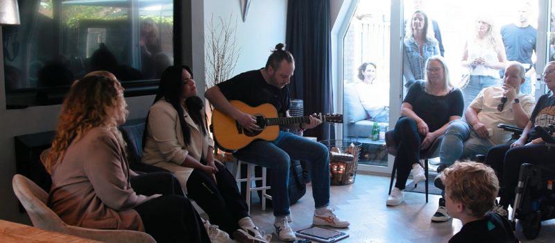 OG3NE geeft huiskameroptreden voor ALS-patiënt Natascha en familie en vrienden